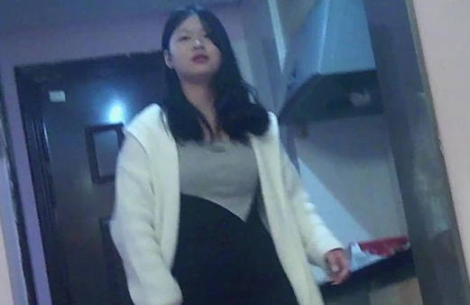 公寓多角度近距离实拍170cm圆脸00后美女