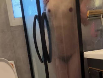 大哥出门开大货嫂子饥渴难耐立马发信息求操