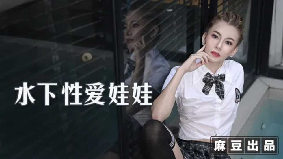 568 21:55新婚小娇妻骚妻一边被前后夹击，一边还自摸，嘴里还不听淫叫，让她好爽好爽！淫妻敞开下体大门等待大家的进入