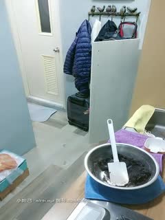 【兄妹海角】嫩逼无毛巨乳表妹刷着短视频被我按在床上干 彤彤的情趣丝袜初体验! 享受黑丝诱惑的同时操着表妹牛奶般的白虎美穴！