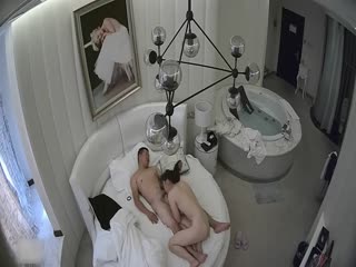 少妇精油按摩 饥渴难耐 主动让按摩师操自己