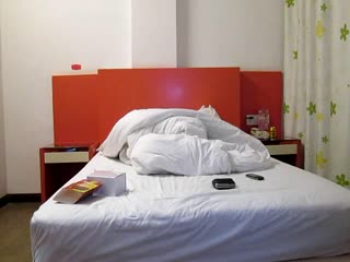 干嘛呀臭流氓 东北大叔和新婚娇妻大白天的在沙发上来一炮