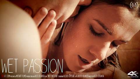 黑丝美女跨骑着哥哥狂放摇动 不放过老二拔出小穴的每一秒