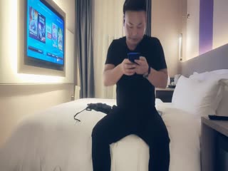 原創 [MP4 2.4G]長沙豐滿媚黑小姐姐寓所吞舔黑哥巨屌撅臀掰屄無套暴肏 中原炮王邀翹臀嫩妹開房穿JK制服束縛深喉激烈抽插等 720p