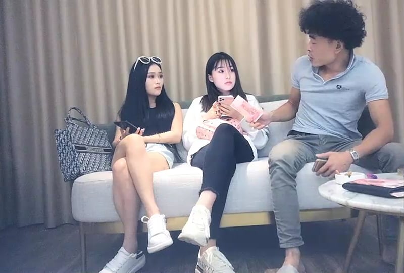 女友腻了，无套约炮羽毛球群友