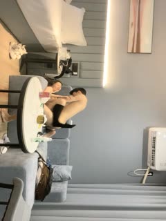 紧身牛仔裤美腿 甜美邻家美眉，非常爱笑，笑起来甜甜的，第一次很腼腆不知所措，还好是个帅哥，越来越享受了