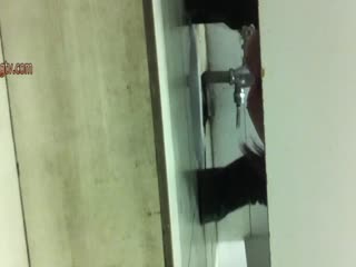 老黑狂操嫩妹，她疼得尖叫连连