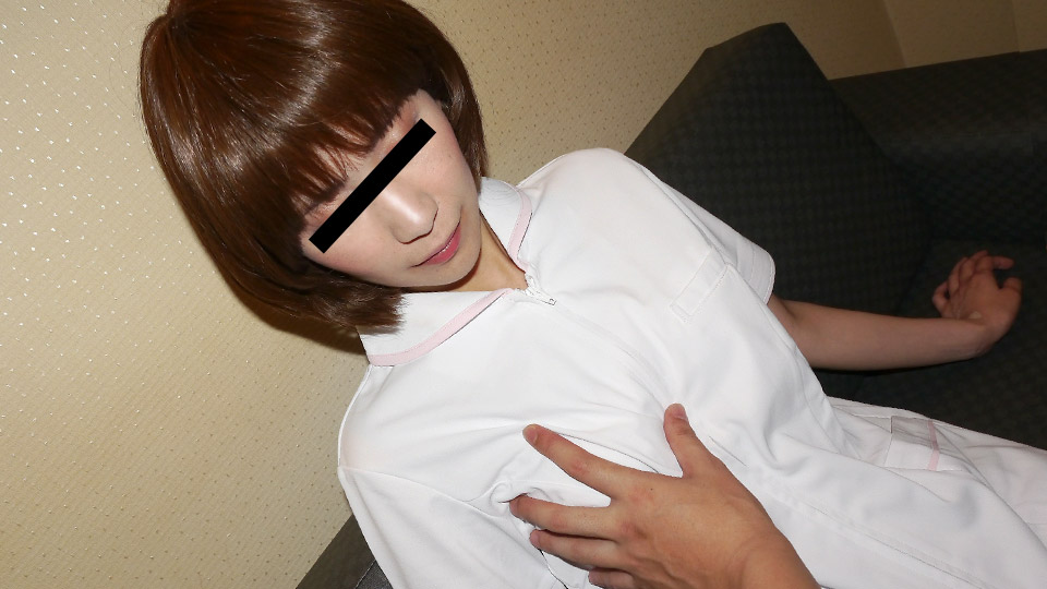 少女Avenna在泳池游泳