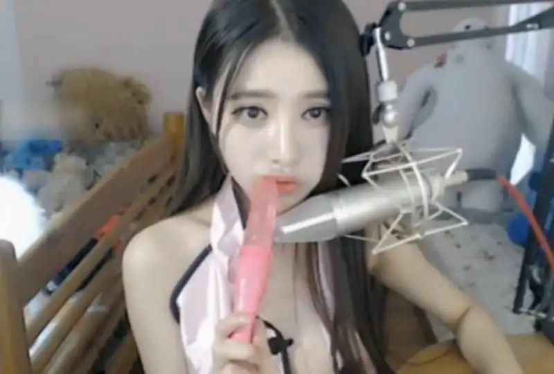 武汉某学院大四学姐眼镜妹，被金主带到户外玩露出，在酒店被花式抽插，这小脸蛋潮红的真淫荡