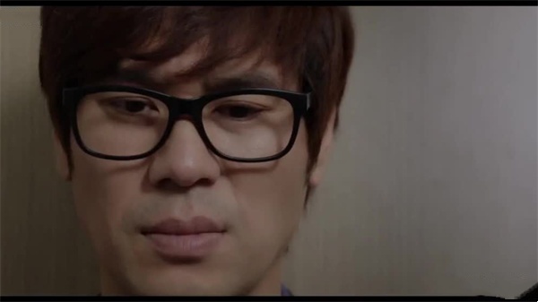 黑丝骚货被按在厕所操翻 跪舔鸡巴吞精液