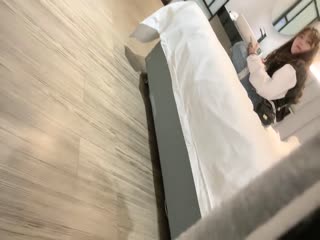 台灣Swag 正妹 rouav在男人面前自摸 直到他忍不住捉她上牀幹