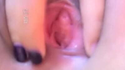 可愛高中女友主動拿着JJ在洞口摩擦 溼潤後再插入