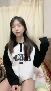 纯欲系双马尾小骚货，大奶子乳晕也是粉的，翘起美臀掰穴特写