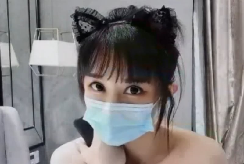 國產av 皇家華人 女神壞壞 家庭裸體日 同學媽媽的放蕩勾引 RAS0241