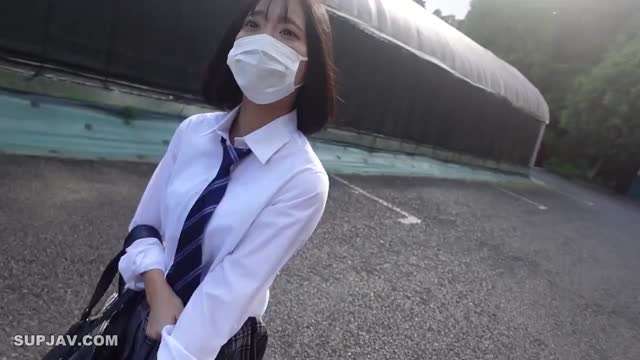 海角社区.让18岁的小妹妹穿上半腿袜一起多人5P