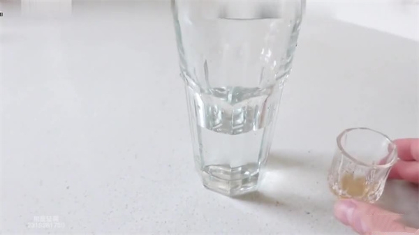 秘汤巡礼 年轻女掌柜的殷勤招待 褪去羞涩袒露诱人胴体