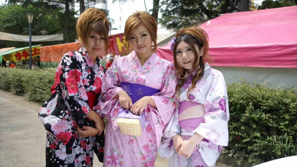 NTRH016 魔镜NTR美容沙龙 美丽苗条美乳女友虽然在旁边被戴绿帽子，但还是抵挡不住巨乳姐姐的绝技，一直和她做爱。都筑露纱纱和赤名