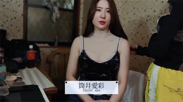 童颜巨乳清纯美少女，外表文静乖巧，在家发骚全裸，一对豪乳又大又挺，跳蛋塞穴，粉嫩紧致嫩穴