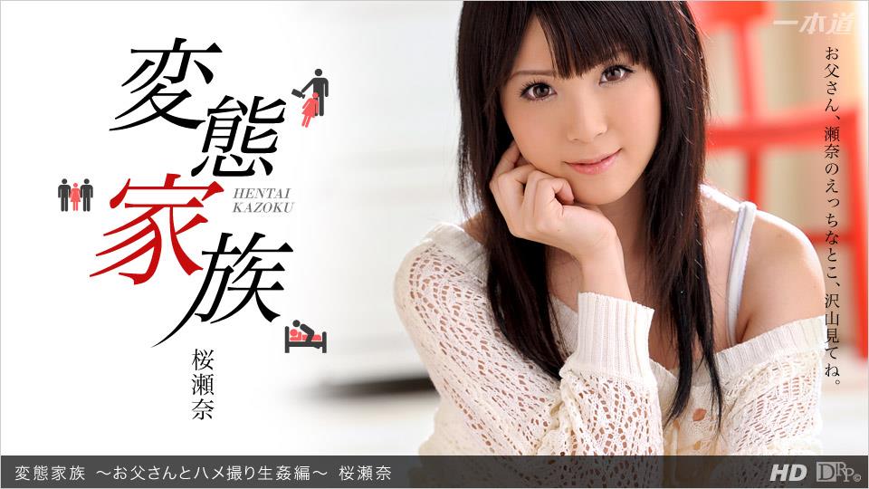 01年冷艳花臂酷酷美女，掰开双腿欣赏鲍鱼，扶着细腰大屌顶入