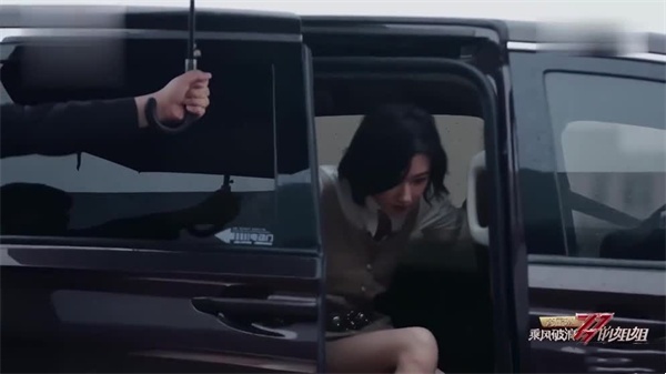 2025年11月最新，【少女时代】，刚上大二的学妹，穿薄纱战袍，被老汉推车C出白浆，滴到镜头，从第一次的青涩不知所措