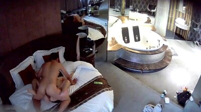 他帮我在海滩上拍了一张照片，我脱掉内裤，露出我贪婪的阴户让他操，我在鸡巴上嬉戏，坐在上面，我希望他没有女朋友。