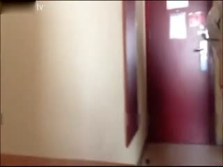 与淘气的继妹同睡一张床，出了问题！