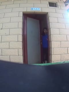 KILLERGRAM 抽烟辣妹 Ella Hughes 在厨房里吮吸幸运种马的鸡巴并弹跳