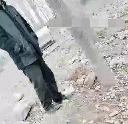 燕姐户外勾引村头闲待的老头一起上山老色鬼说自己保守