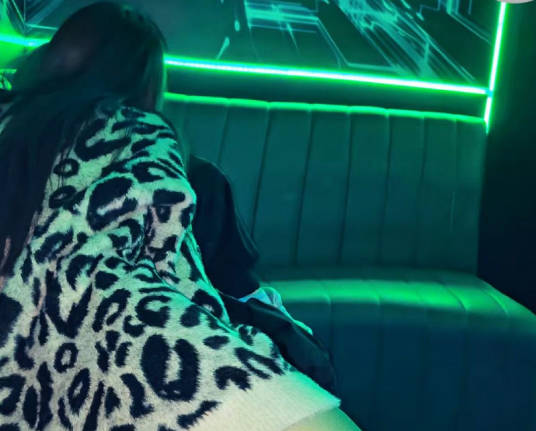 海角社区.在KTV当着小外甥面操姐姐并内射被他看到了疯狂又刺激